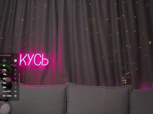 1-x's BongaCams show and profile