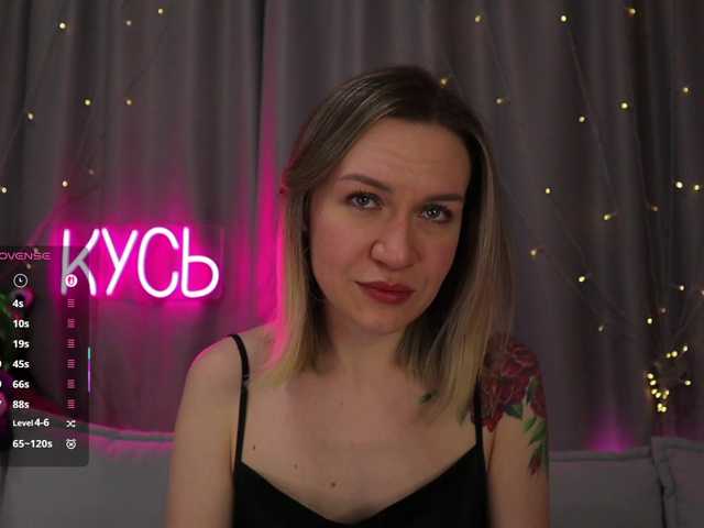 1-x's BongaCams show and profile