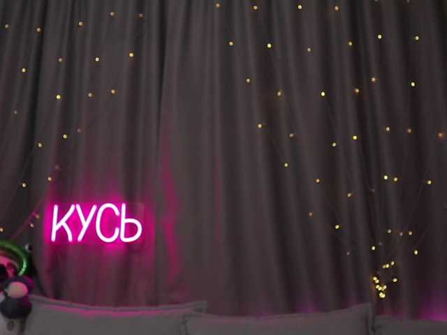 1-x's BongaCams show and profile