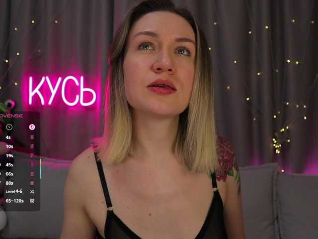 1-x's BongaCams show and profile