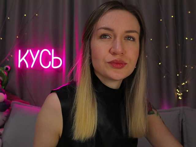 1-x's BongaCams show and profile