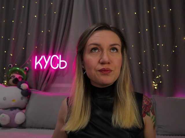 1-x's BongaCams show and profile