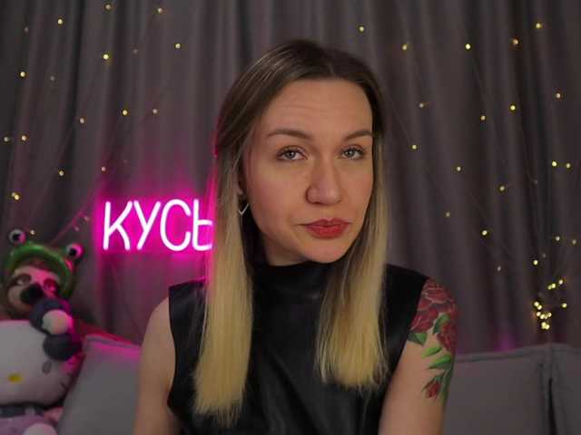 1-x's BongaCams show and profile