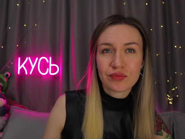 1-x's BongaCams show and profile