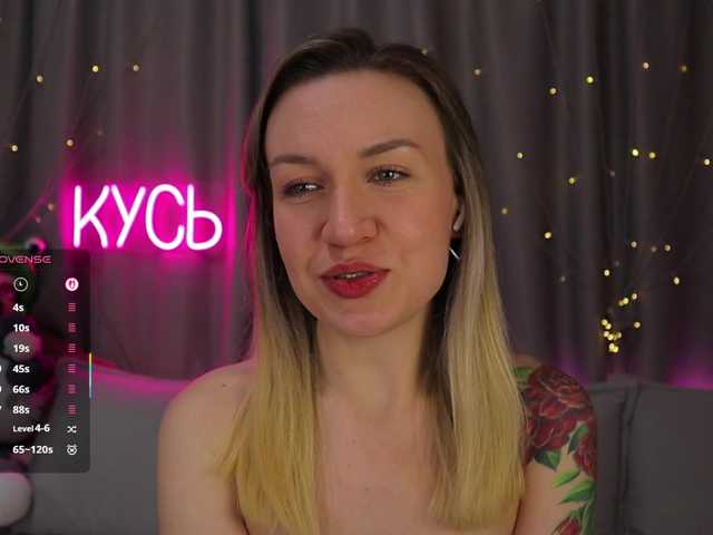 1-x's BongaCams show and profile