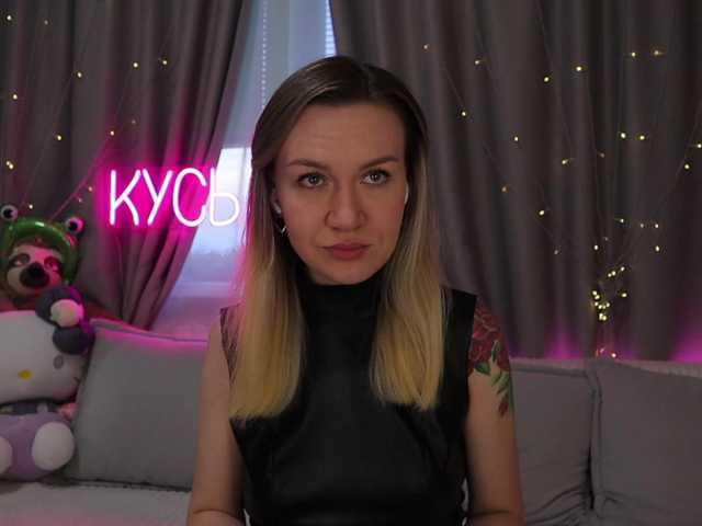 1-x's BongaCams show and profile