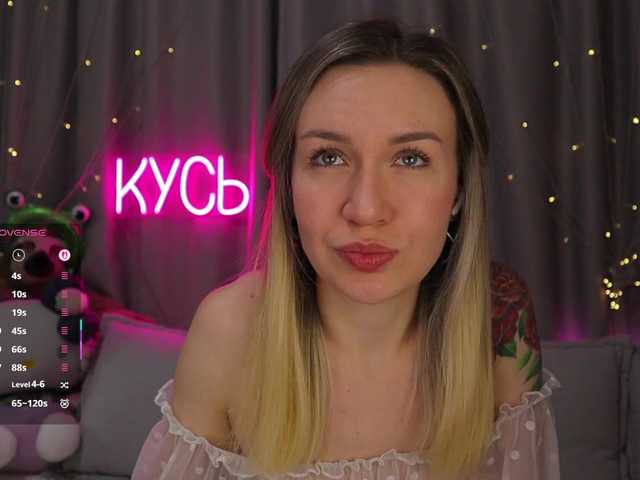 1-x's BongaCams show and profile