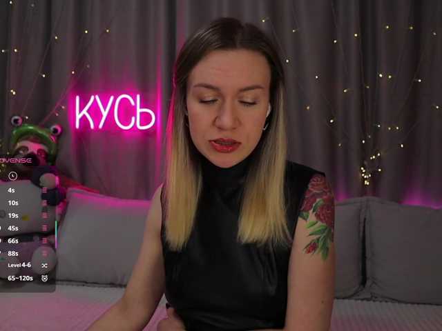 1-x's BongaCams show and profile