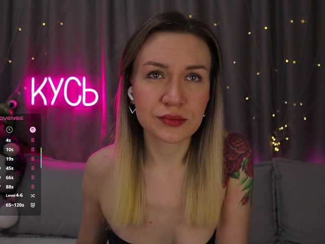 1-x's BongaCams show and profile