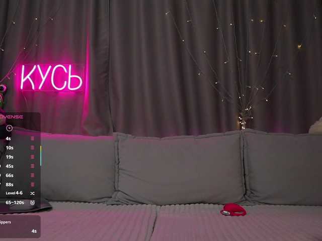 1-x's BongaCams show and profile