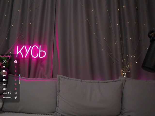 1-x's BongaCams show and profile