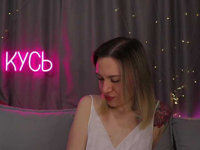 1-x's BongaCams show and profile