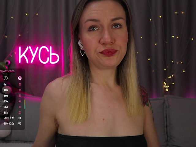 1-x's BongaCams show and profile