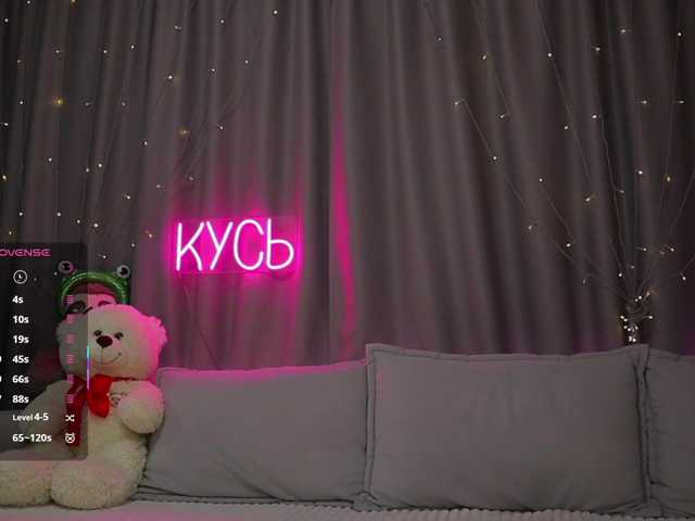 1-x's BongaCams show and profile