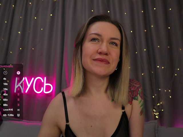 1-x's BongaCams show and profile