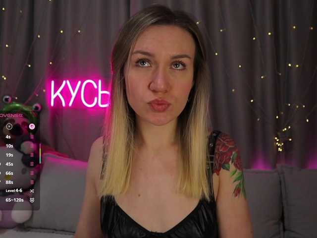 1-x's BongaCams show and profile