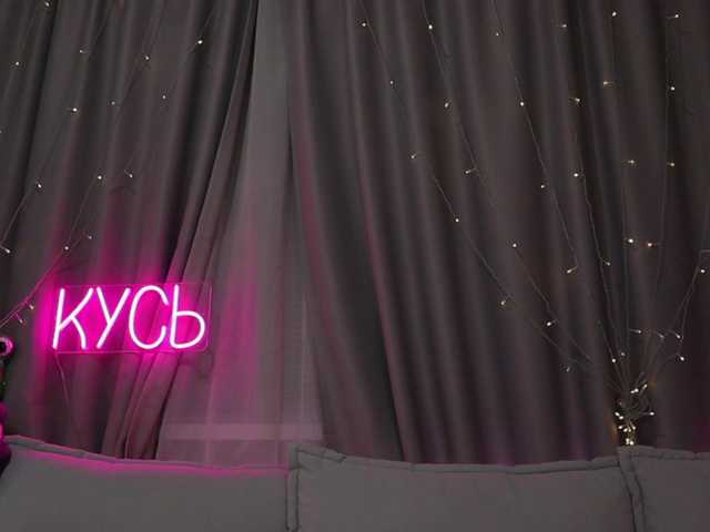 1-x's BongaCams show and profile