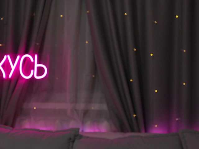 1-x's BongaCams show and profile