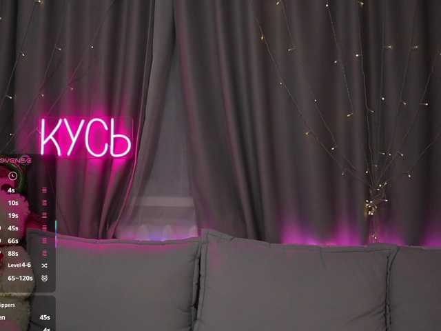 1-x's BongaCams show and profile