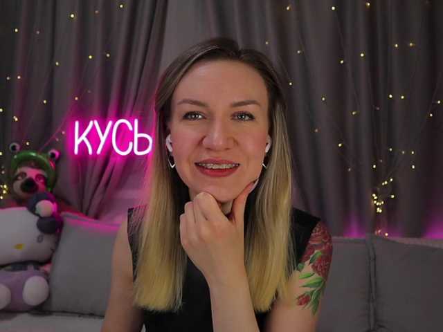 1-x's BongaCams show and profile