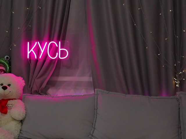 1-x's BongaCams show and profile