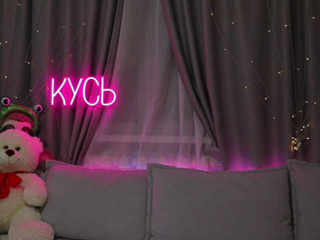 1-x's BongaCams show and profile