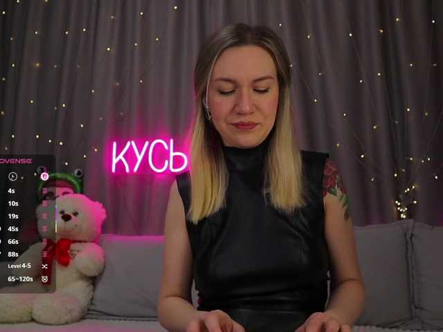 1-x's BongaCams show and profile