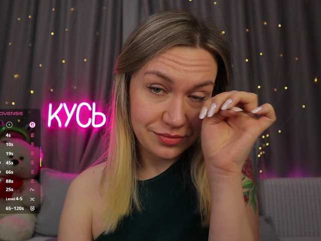 1-x's BongaCams show and profile