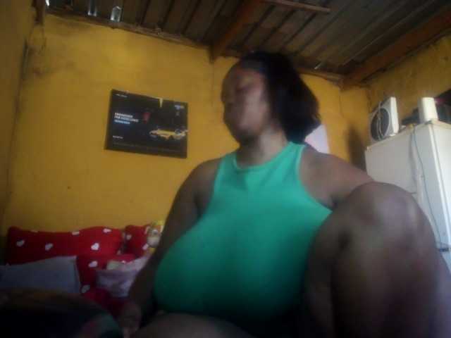 le modèle Melonboobs1 est en webcam porno dans un show sur le site bongacams, il possède les tags suivants: Ebony,Brunette,Hairy