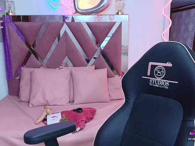 kendra-tay webcam