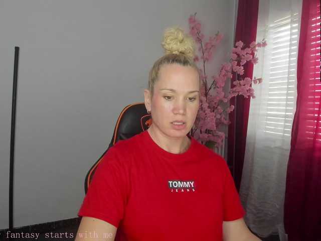 Latinasexy4's BongaCams show and profile