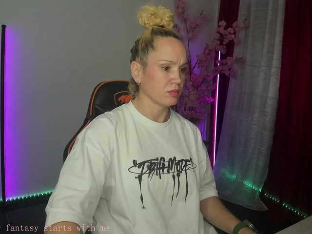 Latinasexy4's BongaCams show and profile