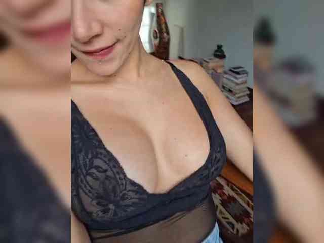 AntoniaDilune Live Webcam on BongaCams