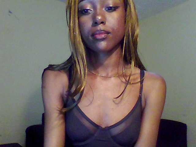 Hunnybee's BongaCams show and profile
