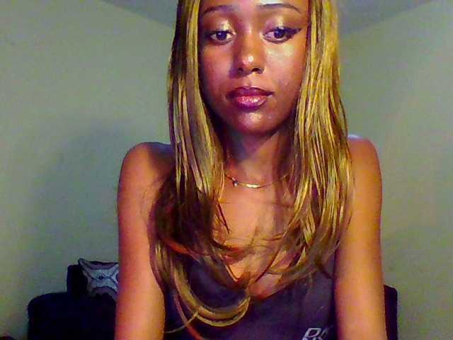 Hunnybee's BongaCams show and profile