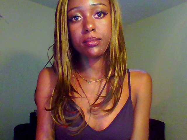 Hunnybee's BongaCams show and profile