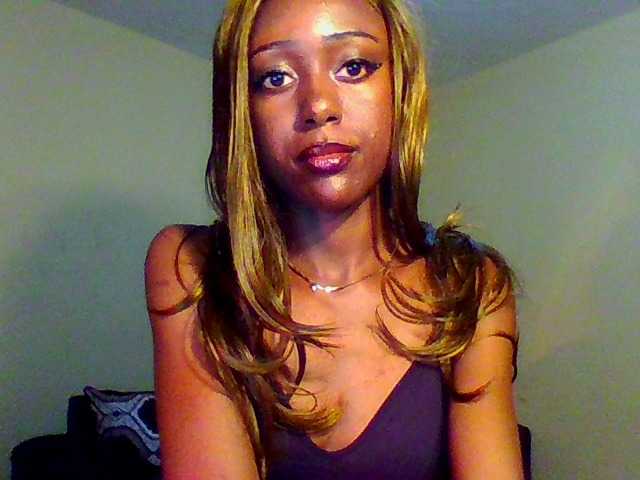 Hunnybee's BongaCams show and profile