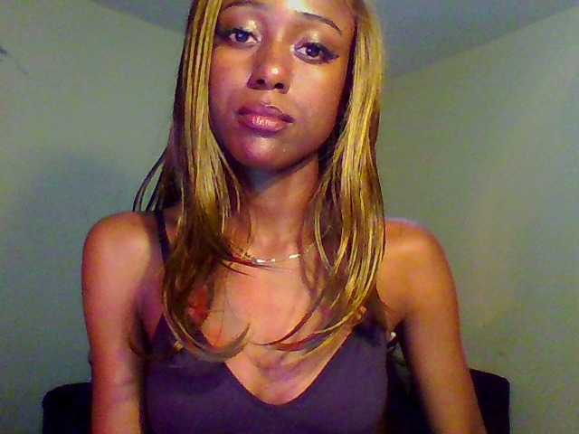 Hunnybee's BongaCams show and profile