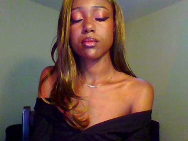 Hunnybee's BongaCams show and profile