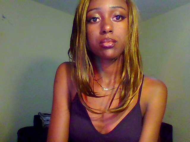 Hunnybee's BongaCams show and profile