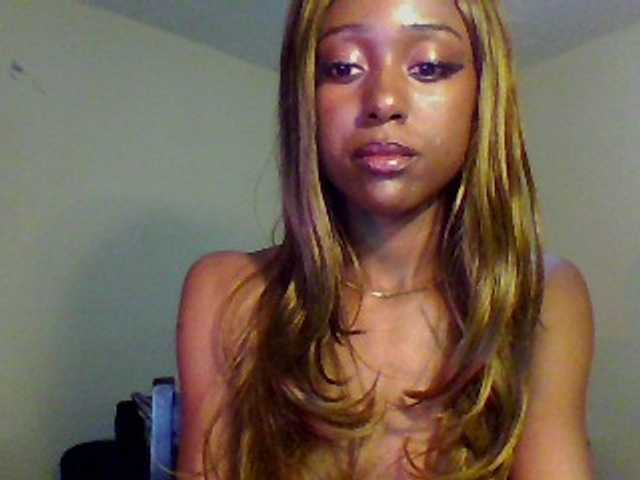 Hunnybee's BongaCams show and profile