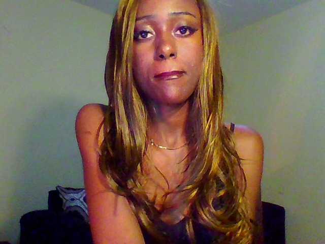 Hunnybee's BongaCams show and profile