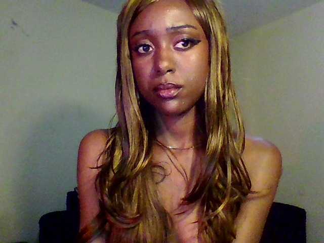 Hunnybee's BongaCams show and profile