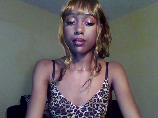 Hunnybee's BongaCams show and profile
