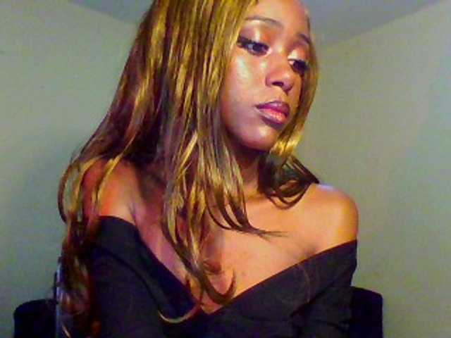 Hunnybee's BongaCams show and profile