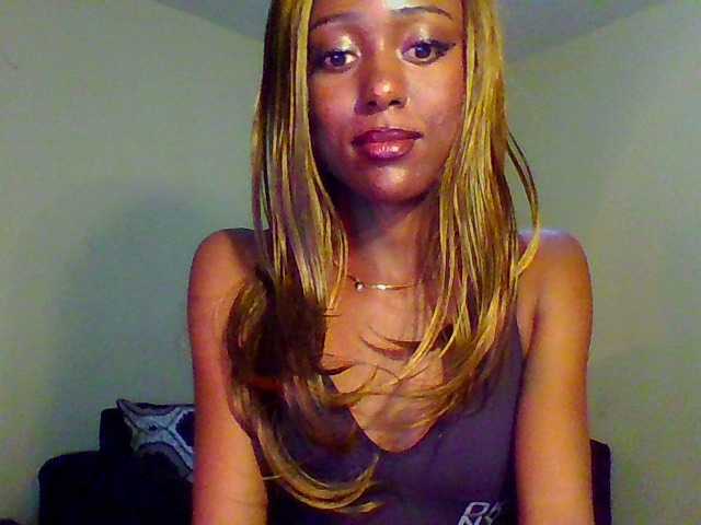 Hunnybee's BongaCams show and profile