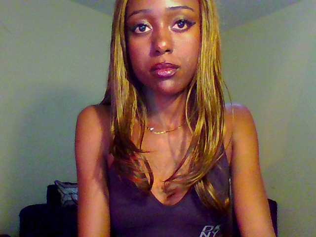 Hunnybee's BongaCams show and profile