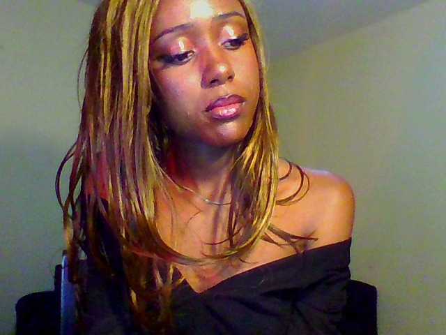 Hunnybee's BongaCams show and profile