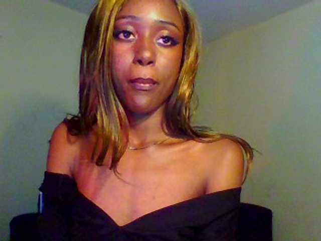 Hunnybee's BongaCams show and profile