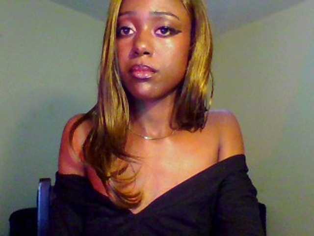 Hunnybee's BongaCams show and profile